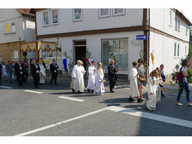 Fronleichnamsprozession durch die Straßen von Naumburg (Foto: Karl-Franz Thiede)